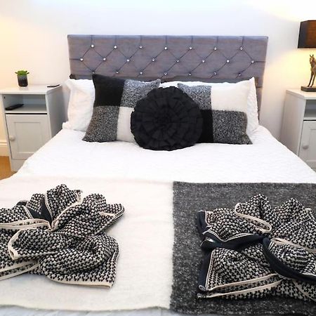 New Sunset Square Eastbourne 2 Bed Apartment, Long Stay Welcome Buitenkant foto