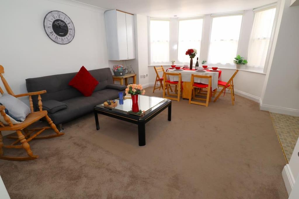 New Sunset Square Eastbourne 2 Bed Apartment, Long Stay Welcome Buitenkant foto
