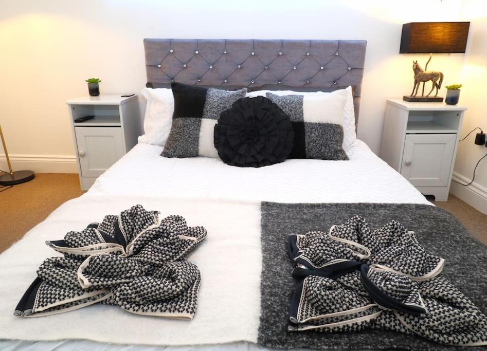 New Sunset Square Eastbourne 2 Bed Apartment, Long Stay Welcome Buitenkant foto