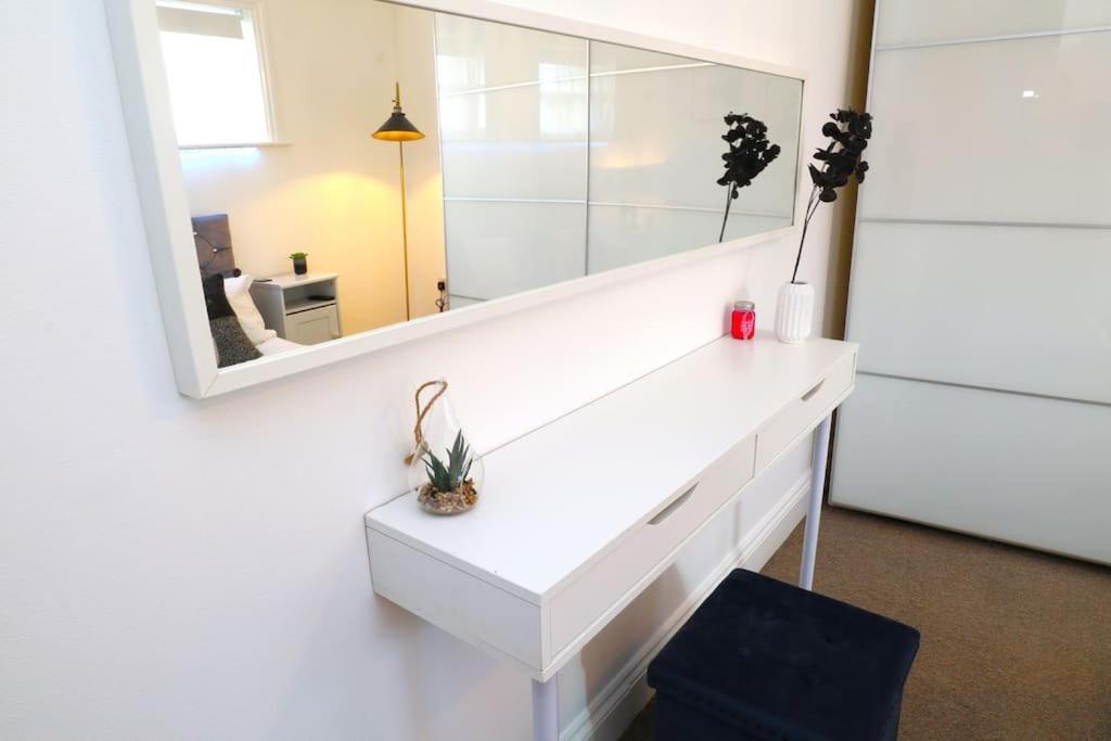 New Sunset Square Eastbourne 2 Bed Apartment, Long Stay Welcome Buitenkant foto