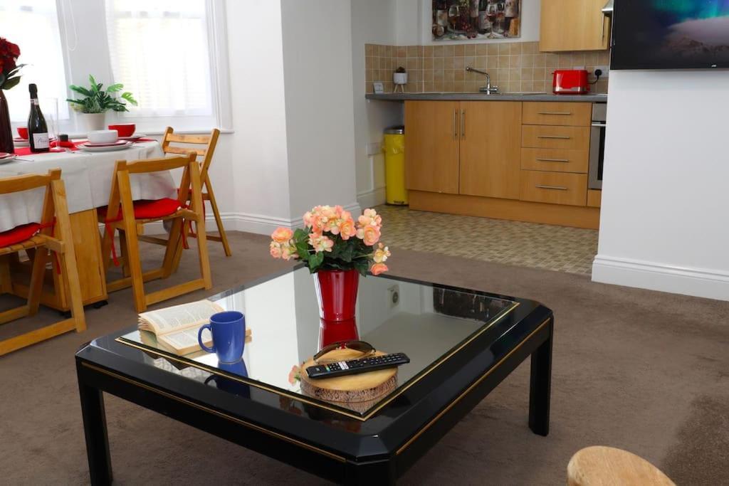 New Sunset Square Eastbourne 2 Bed Apartment, Long Stay Welcome Buitenkant foto